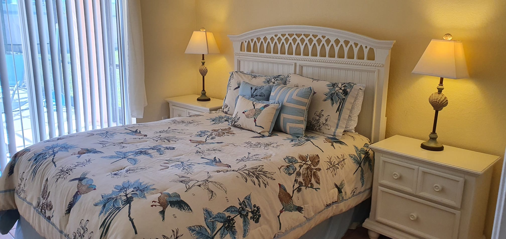 Second bedroom with queen bed